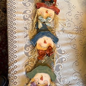 Fall wall hanging with scare heads